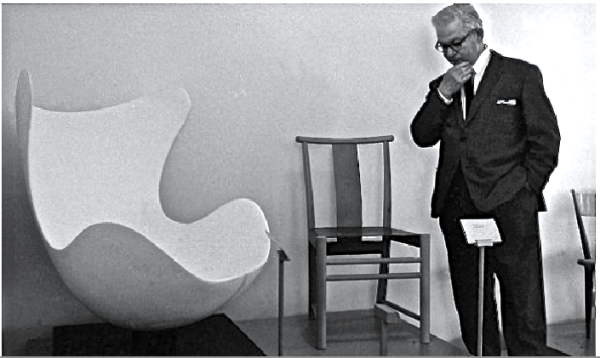 「マックに導入？ 売るか売らないか迷うなぁ」©Arne Jacobsen  Egg chair, 1958.