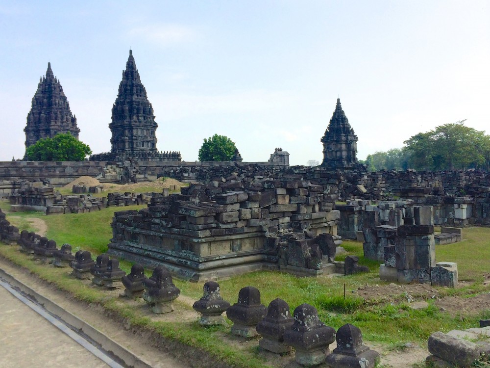 プランバナン寺院群。インドネシア最大級のヒンドゥー教遺跡。２００６年の地震の際に崩れてしまった遺跡もあったものの、見応え抜群だった