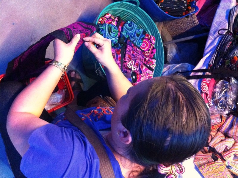 市場の片隅で、刺繍をしながら店番をしているモン族の女性。機械で作った”モン族風”の刺繍を使ったみやげ物のような商品もあるなか、こうやって一針一針作っている人を探し、そこから買い付ける楽しみも現地に行くから味わえる経験のひとつです。