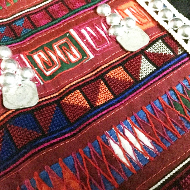 より芸術的な差し手によるアカ族の伝統刺繍