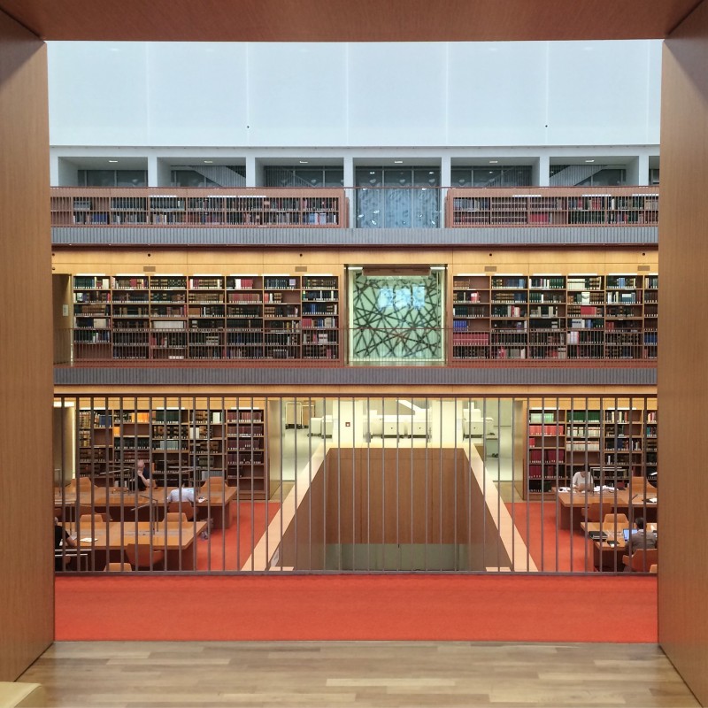 ベルリン国立図書館。安い会費で一般人でも自由に入って使うことができます