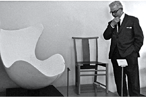 「マックに導入？ 売るか売らないか迷うなぁ」©Arne Jacobsen  Egg chair, 1958.