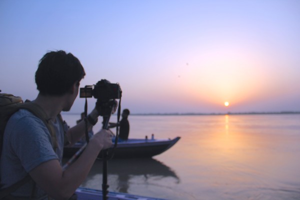 手漕ぎボートからガンジス川の朝日を撮影する